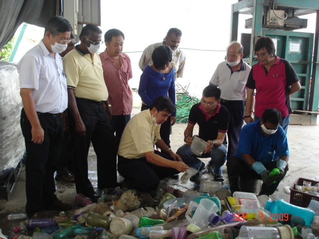 15Ahli Majlis-ahli Majlis melawat ke pusat pembelian kitar semula di Juru pada 7-9-2009